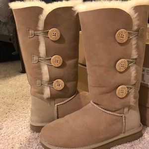Bailey button sand Uggs size 8 have original box